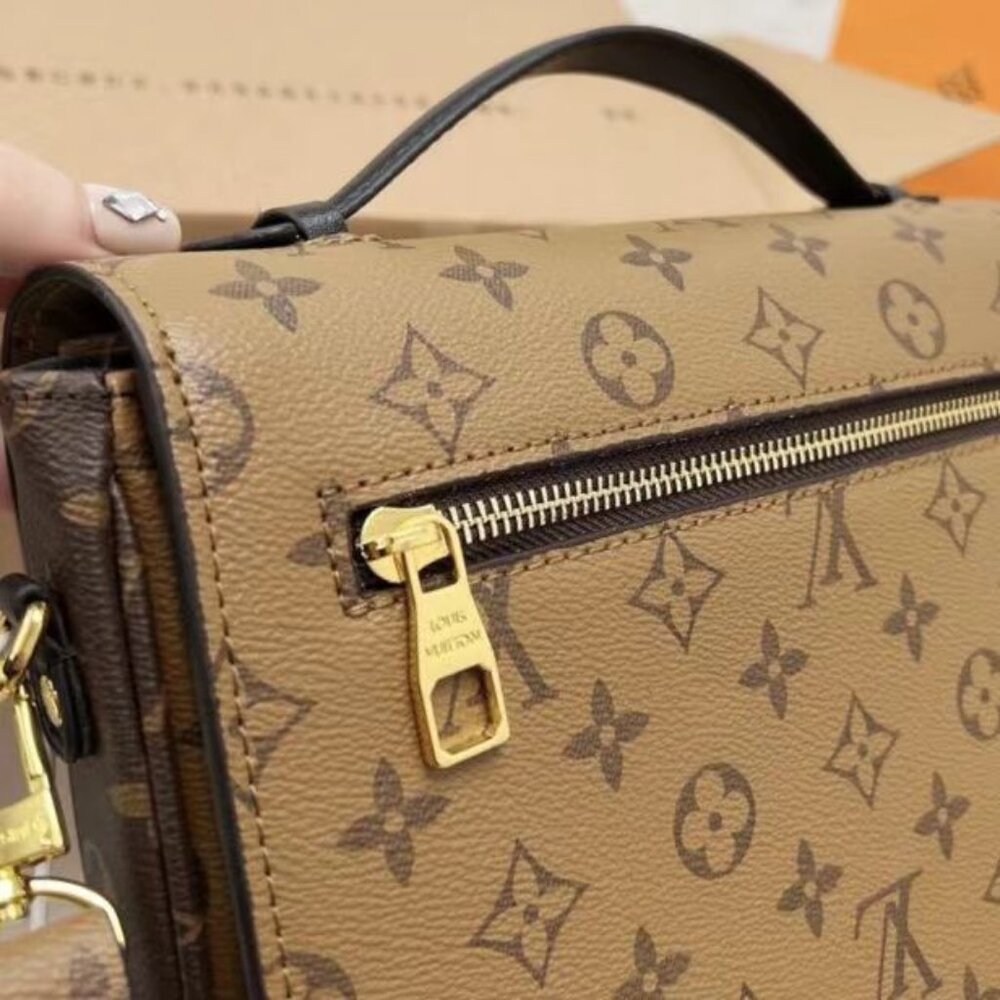 Luois Vuitton messenger bag with adjustable strap - Picture 4 of 5